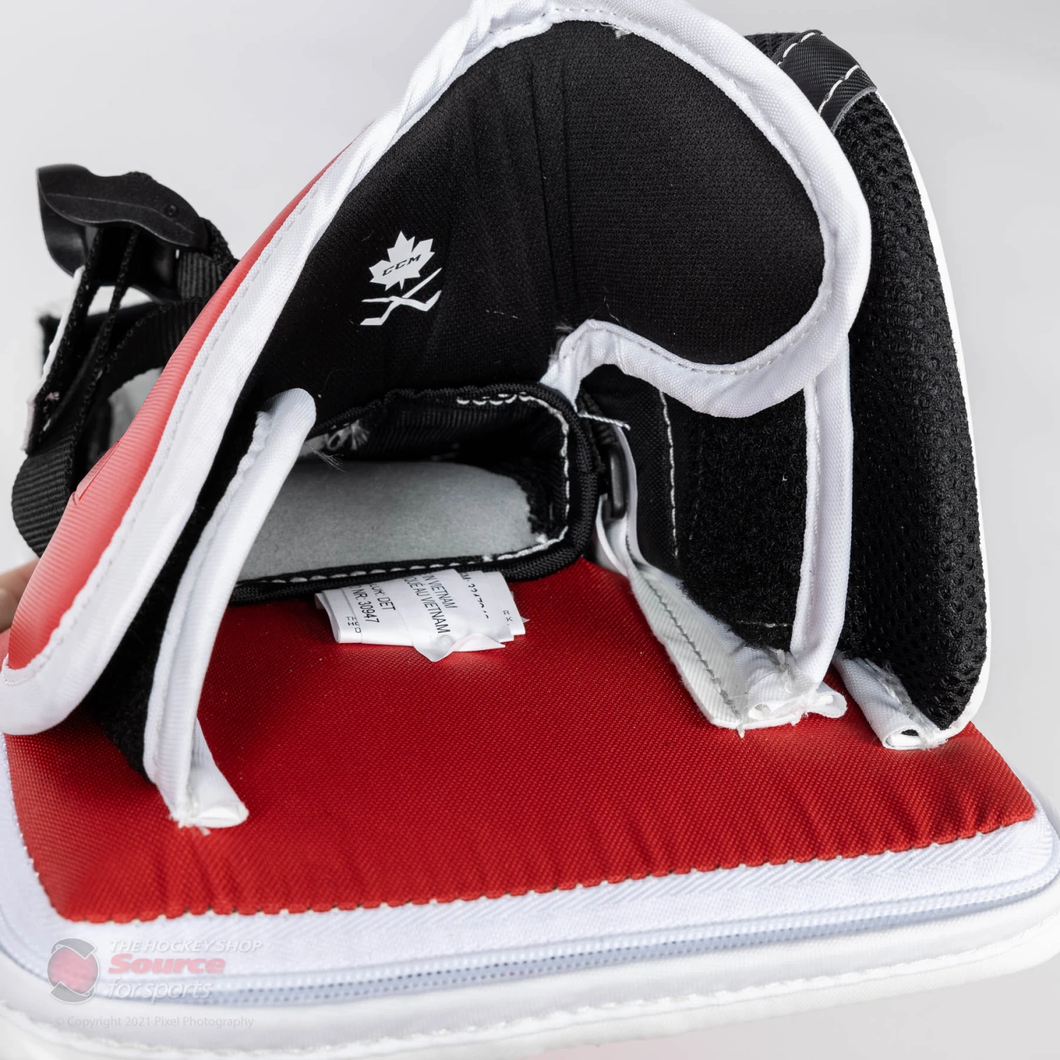 CCM Extreme Flex E5.5 Youth Goalie Blocker 11 CCM Extreme Flex E5.5 Youth Goalie Blocker - Image 9