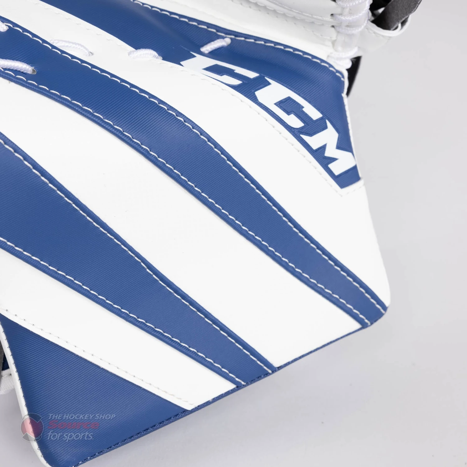 CCM Extreme Flex E5.5 Junior Goalie Catcher 9 CCM Extreme Flex E5.5 Junior Goalie Catcher - Image 7